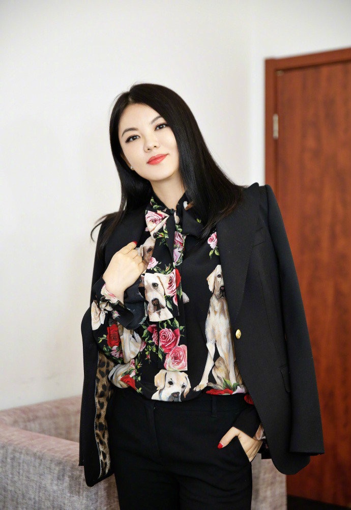 闲鱼有话说|李湘减肥成功？圆润贵妇脸瘦成瓜子脸，穿那么花的西装也不显胖