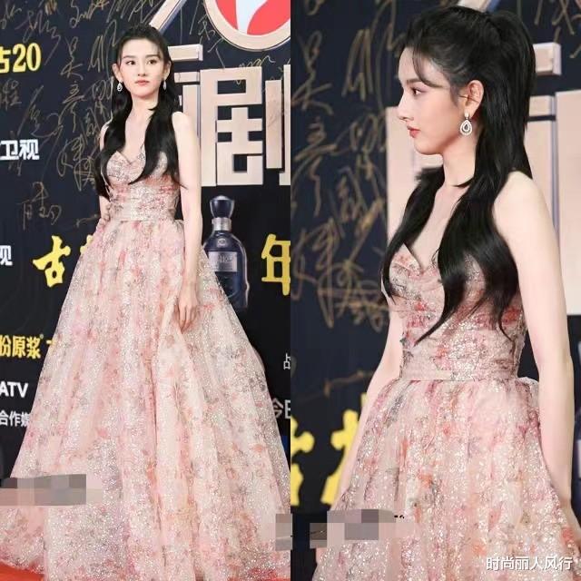 董洁|国剧盛典阵容尴尬！没有大咖，刘涛董洁压轴出场却输给年轻小花