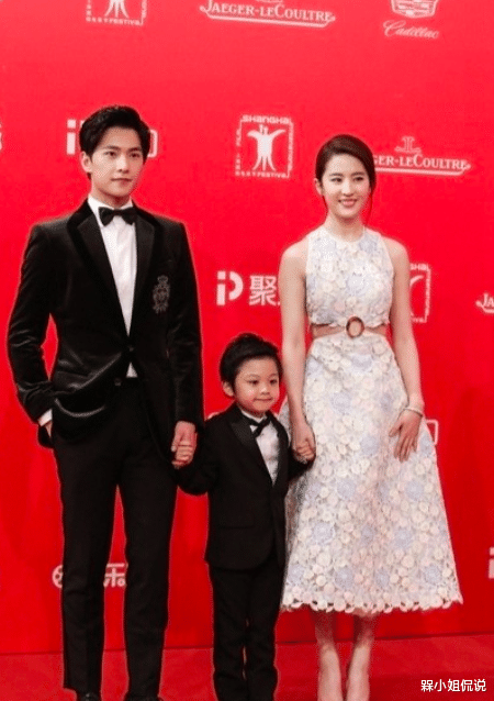 刘亦菲|刘亦菲“一家三口”走红毯，穿花瓣露腰裙清新甜美，和杨洋真般配