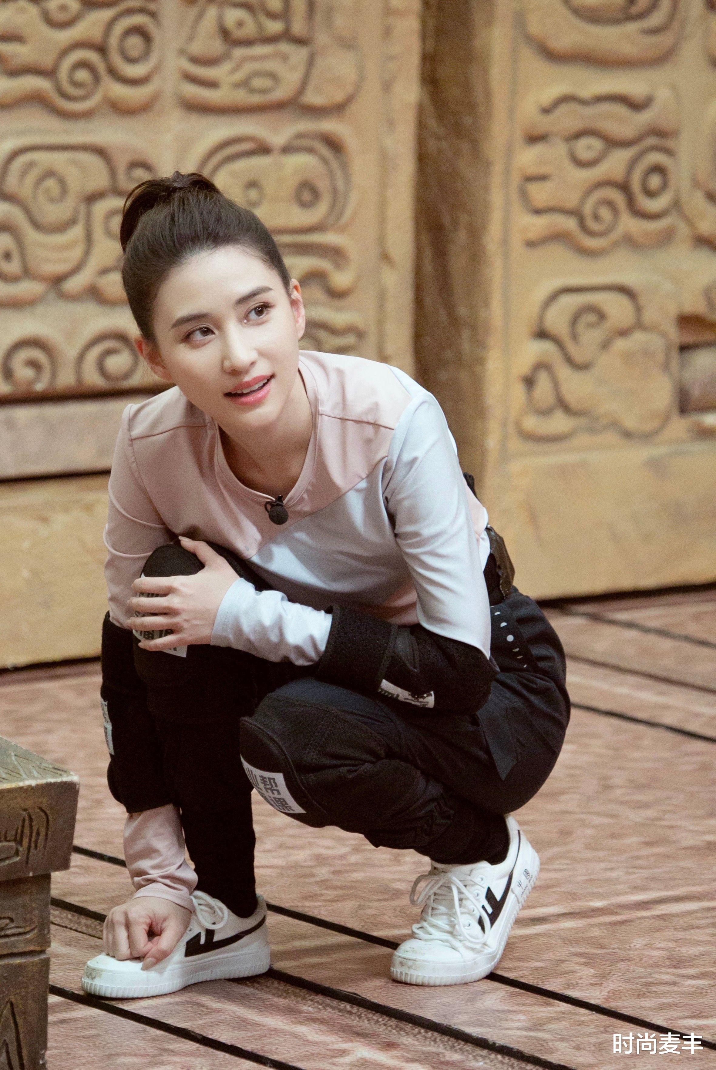 时尚麦丰|她是赌王的女儿何超莲，花衬衫配热裤各种凹造型，戴墨镜有大哥的气势