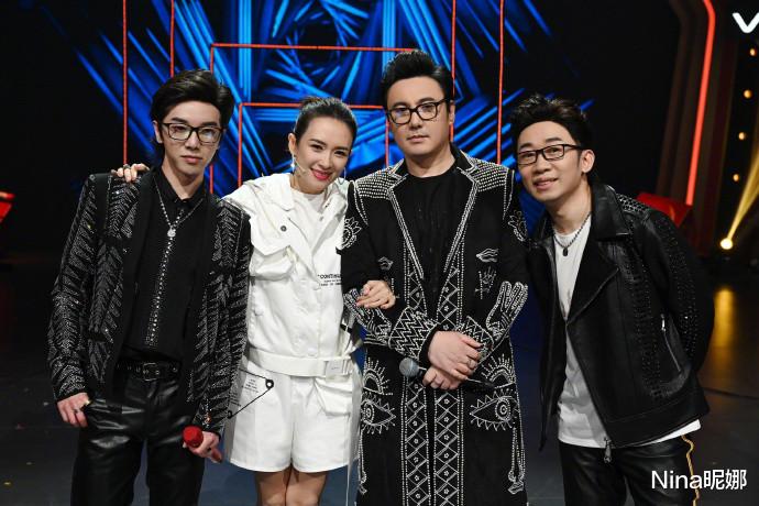 连体裤|章子怡首次上王牌就开挂，穿白色连体裤扎马尾牵手认证花花，真怕汪峰吃醋