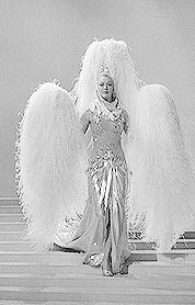 欧美时尚前线|最古早的维密秀？头戴星星发饰身穿薄纱礼服的海蒂·拉玛风华绝代