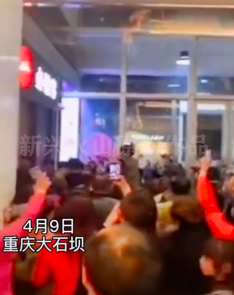 新兴火山 重庆必胜客服务员弄脏女子衣服，竟被要求赔1000元，还自称上等人