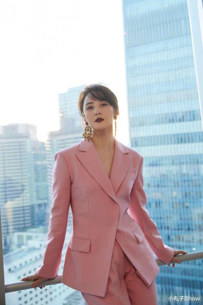 疾速追杀4|46岁蒋勤勤越来越有味道，粉色西装小露后背，身材不输给年轻女星