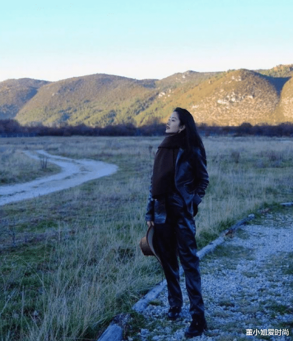 穿衣搭配|杨采钰的亮片连衣裙“火”了,搭配短发造型好吸睛,超迷人