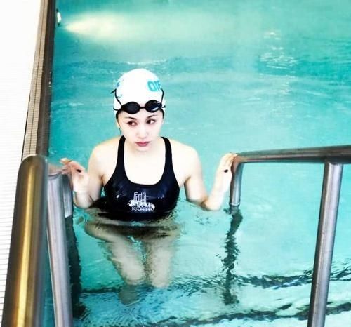 王子文|王子文穿丁字连体泳衣，热辣饱满，和吴永恩在一起好甜