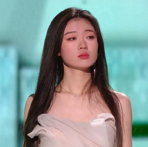 |“天之骄女”单依纯：18岁获九成女性梦寐以求成就，李健对她盛赞