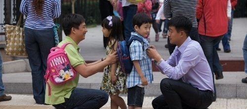 广东一父亲接女儿放学,父女表情走红,网友调侃:留朝商议要事了