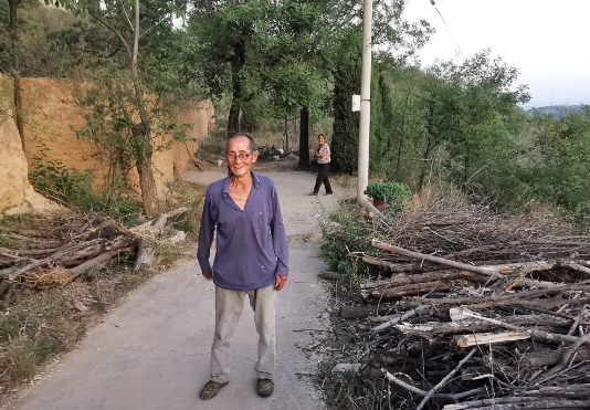 7旬老人抓蝎子,收购价1公斤900元,网友质疑:不违法吗?