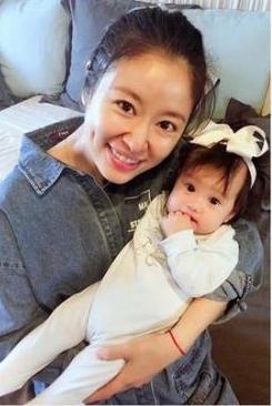 林心如|难得一见林心如一家三口出镜，林心如生完宝宝，增添了几分优雅