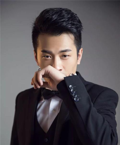 |辛巴高调复出！单膝下跪豪送5万台手机，网友：质量过关吗