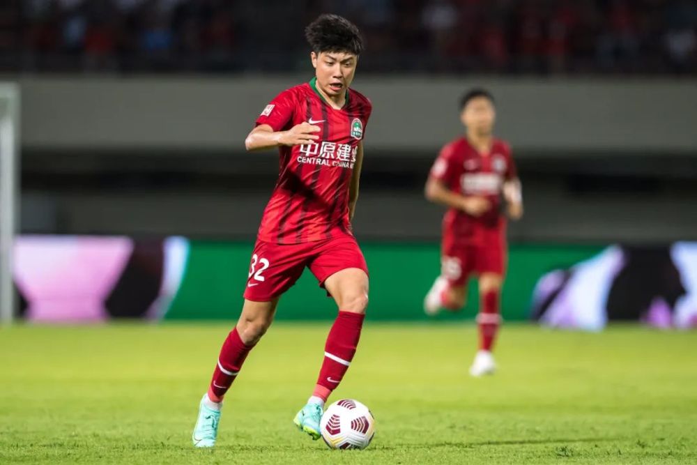 刘华体会讲体育课|韩东：作为本土球员，我想尽快扛起河南足球大旗