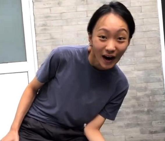 邵雨轩|邵雨轩“背后”的女人，样貌还是被扒出来了，网友：不露脸真可惜