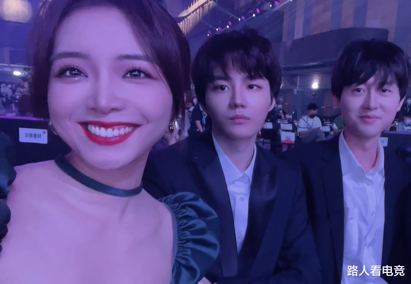 余霜|美颜开到认不出！余霜全明星照片引发热议：还是要个最真实