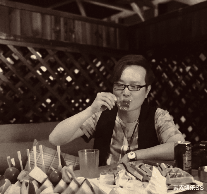 聚会|海峰生前最后聚会照片公开：神情憔悴瘦了很多，独自举酒杯喝酒