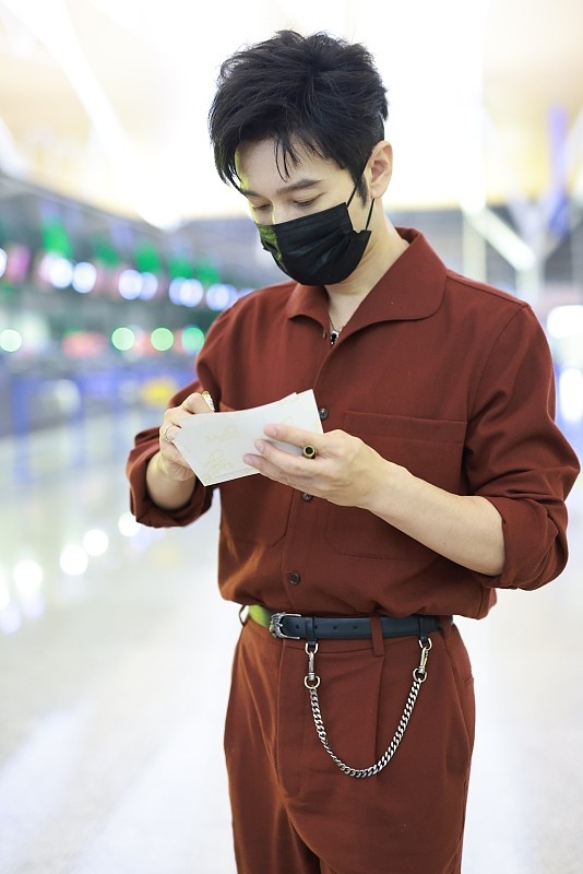 小白爱美搭 黄晓明瘦身成功变型男，身穿暗红色套装真酷，不再是“油腻霸总”