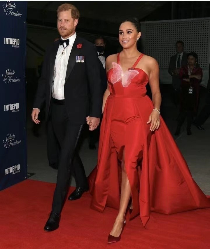 爱心|梅根穿红裙闪耀红毯！爱心领大方露肉，与哈里全程十指紧扣好恩爱