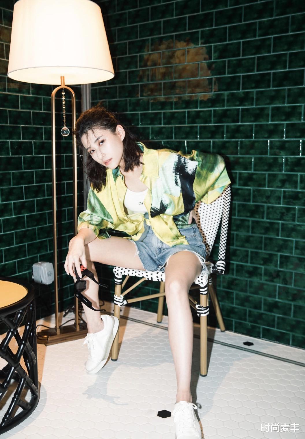 时尚麦丰|她是赌王的女儿何超莲，花衬衫配热裤各种凹造型，戴墨镜有大哥的气势