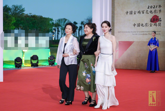 英雄岁月之王牌部队|贾玲金鸡奖造型好惊艳！穿花裙子踩高跟皮鞋，咧嘴大笑双下巴明显