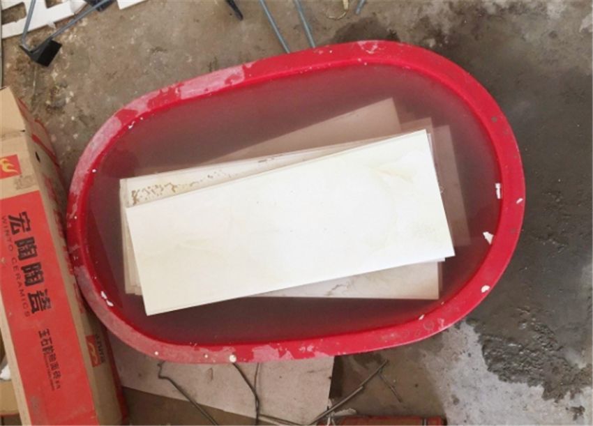 为何铺瓷砖前要先泡水？好心师傅告诉我后，才明白讲究这么多