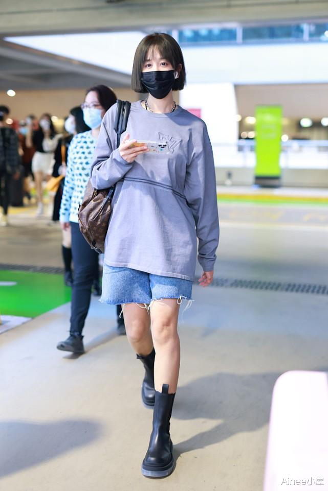 t恤|海陆一身妹妹气质，学生短发配男友风T恤，娇小曲线真惹人心疼