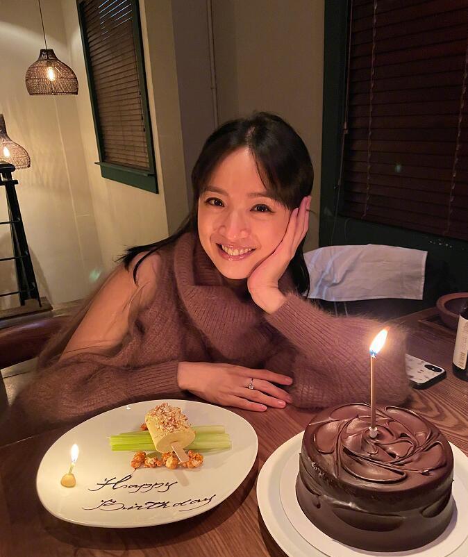 MARRY 林依晨晒39岁庆生照，单手托腮产后状态好，拍照人疑是林于超