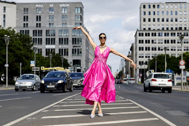 Lady变美日记|穿收腰裙气韵犹存,看着端庄而又大气,十分淑女,女孩都喜爱