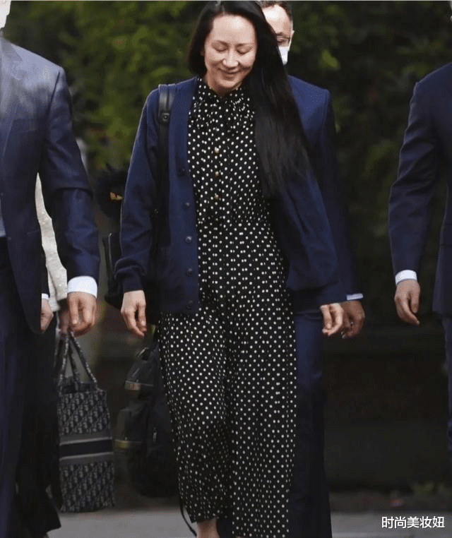 时尚美妆妞 孟晚舟回国后美太多了,穿西装配短裤干练大气,气质就是高级