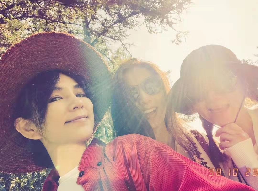 赵丽颖|SHE合体为任家萱庆生，Selina自称40一枝花，姐妹组团旅行感情依旧