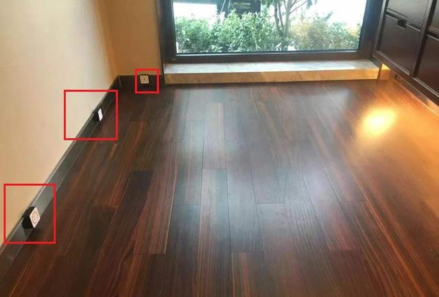 你家插座还装墙上？现在都流行在踢脚线上加个导轨，哪里用滑哪里