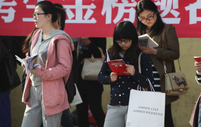 穿衣搭配|乡镇公务员报名开始，报名门槛降低，满足条件或将优先录取