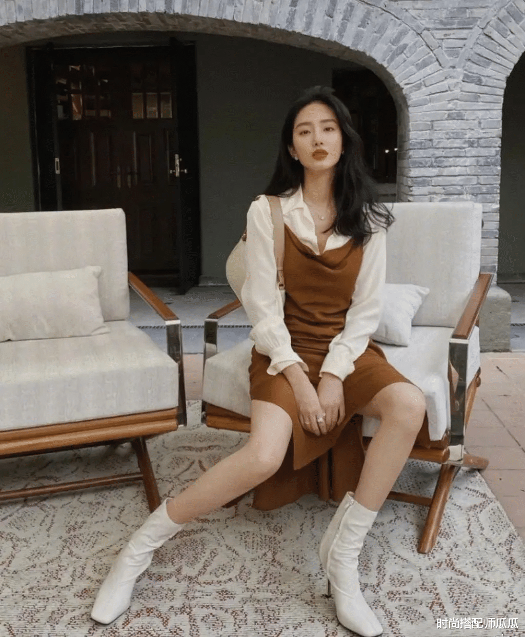 时尚搭配师瓜瓜|今年早秋别穿马丁靴了，当下流行的是“平头靴”，高级时髦不撞款