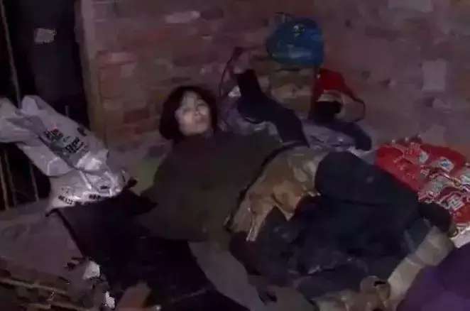 京小秘 一个女孩跟闺蜜一起出去逛街,结果被人贩子拖进面包车,卖进山里