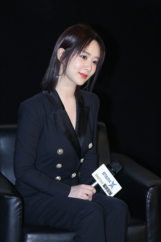 西装 杨紫还是适合“空气刘海”,中分发型暴露发际线,再配西装太成熟