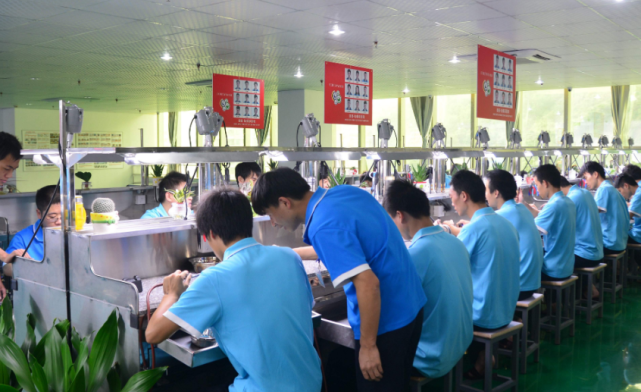 工人|又一招工怪象：国内老板站在街头招人，但年轻人排队要去日资工厂