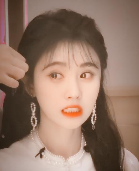 鞠婧祎|鞠婧祎穿婚纱美出新高度，却因美甲引热议，这是对新娘最大的尊重