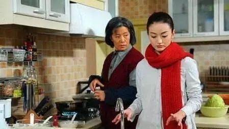 萱爸育儿经|儿媳和女儿同时生娃,应该照顾谁?答案很现实,老人别选错