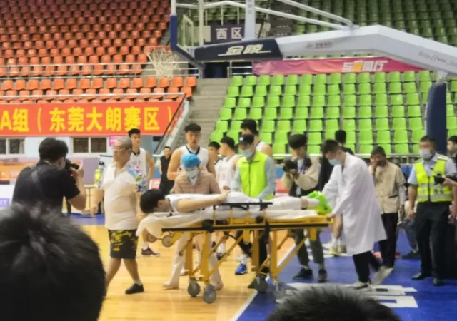 徐杰|4分钟0分！曾凡博又伤了！一年4次受伤！这是他进NBA的最大障碍