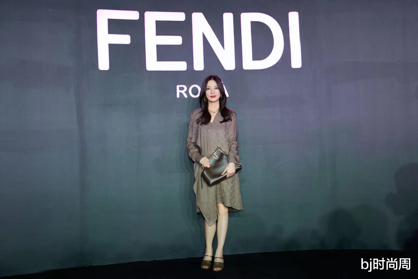 bj时尚周|赵薇穿连衣裙特显瘦，都成筷子腿了