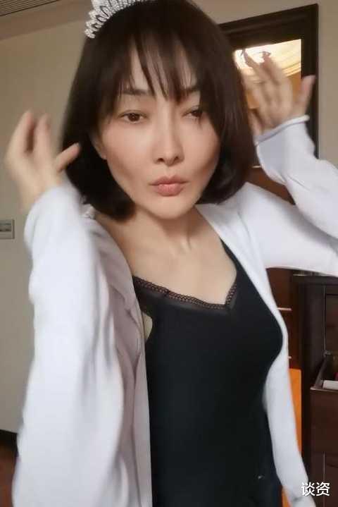 牛莉|47岁牛莉穿背心举铁，手臂肌肉健硕不输小伙，尖锐鼻头突兀抢镜