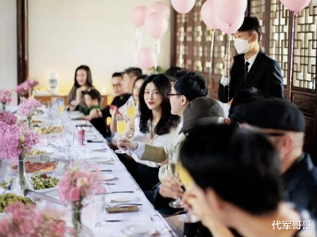 朱珠|朱珠为爱女举办命名仪式，中文名字叫王珠宝？网友吐槽：太俗气！