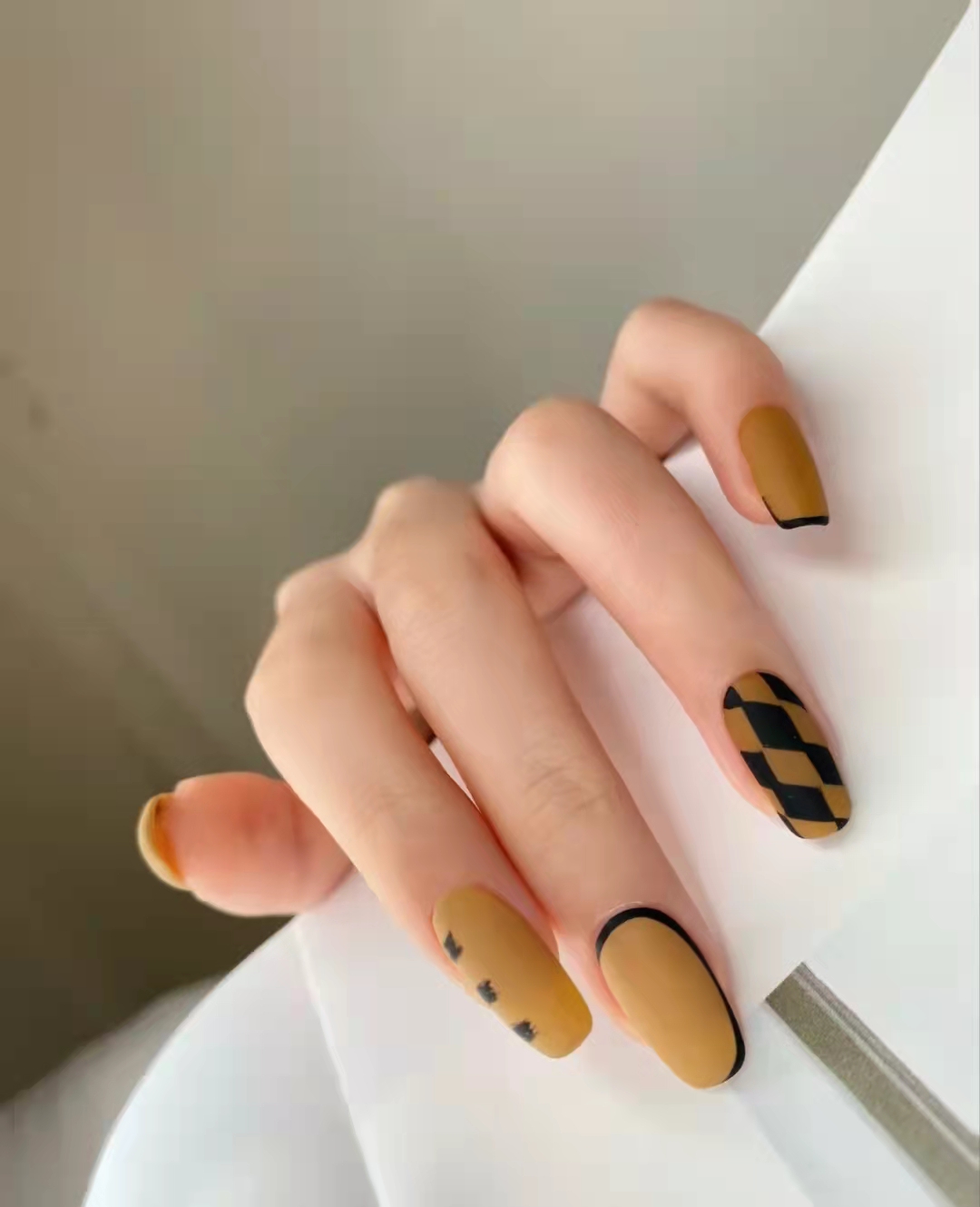 美甲|据说这些美甲中藏着秋天里最高级的神仙配色