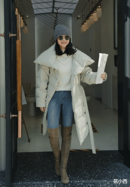 蓓小西 奔三奔四的女人，建议多穿“羽绒服”，下搭牛仔裤、半身裙真时髦