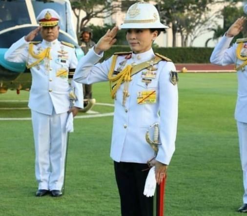 苏提达|苏提达争宠晒出戎装照，意外曝光真实颜值，强颜欢笑让人不忍直视