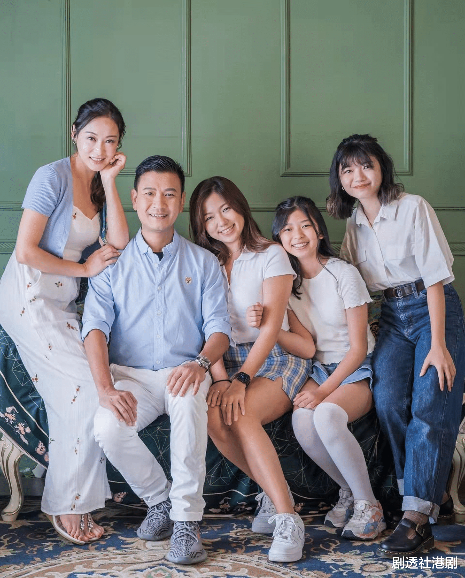 TVB|温馨！TVB“哭戏专业户”获剧组惊喜庆生，视两个继女为己出组幸福五口之家