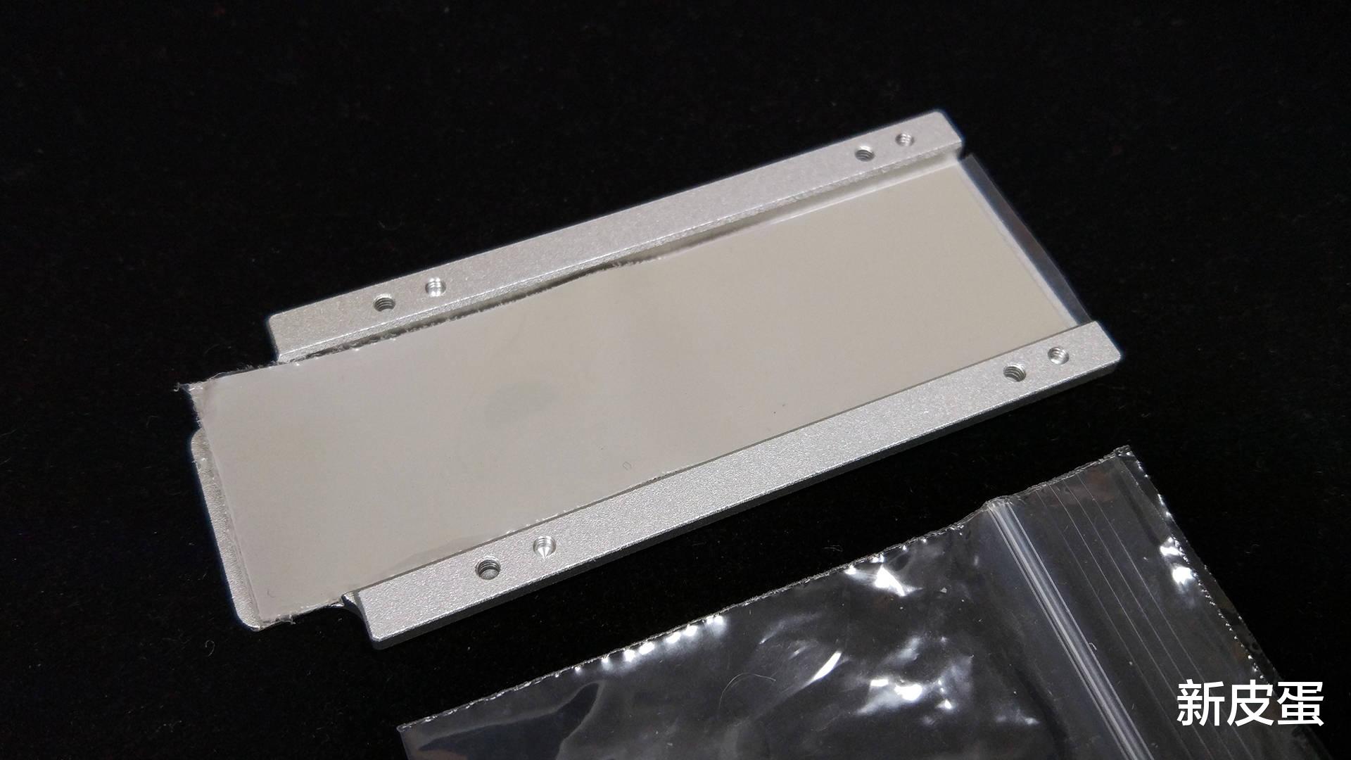 主板|与主板灯效同步，还能带来另一种DIY硬盘盒变装的乐趣