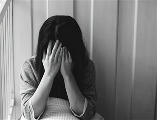 江西一男子婚内出轨,因给情人父母买手机,被妻子用柴刀砍死