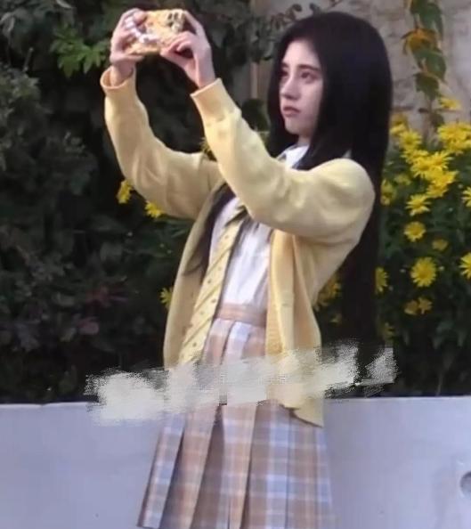 鞠婧祎|鞠婧祎穿JK裙景区游玩，没有了美颜滤镜的加持，这状态确定26岁？