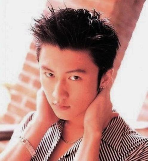 刘德华|谁还记得40年刘德华亲吻的婴儿？今已是国际巨星，名气比肩华仔！