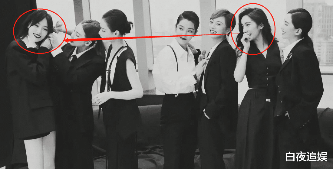 杨幂|“仙剑三姐妹”世纪同框，张雨绮为唐嫣整理耳环，杨幂表情引热议